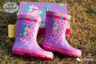 成人穿儿童雨靴视频,跟随视频一起学习穿儿童雨靴