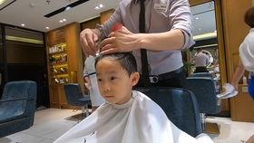 小孩理发视频,可爱童趣，温馨定格