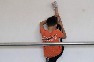 耗腿视频疼哭,疼痛瞬间，共情共鸣